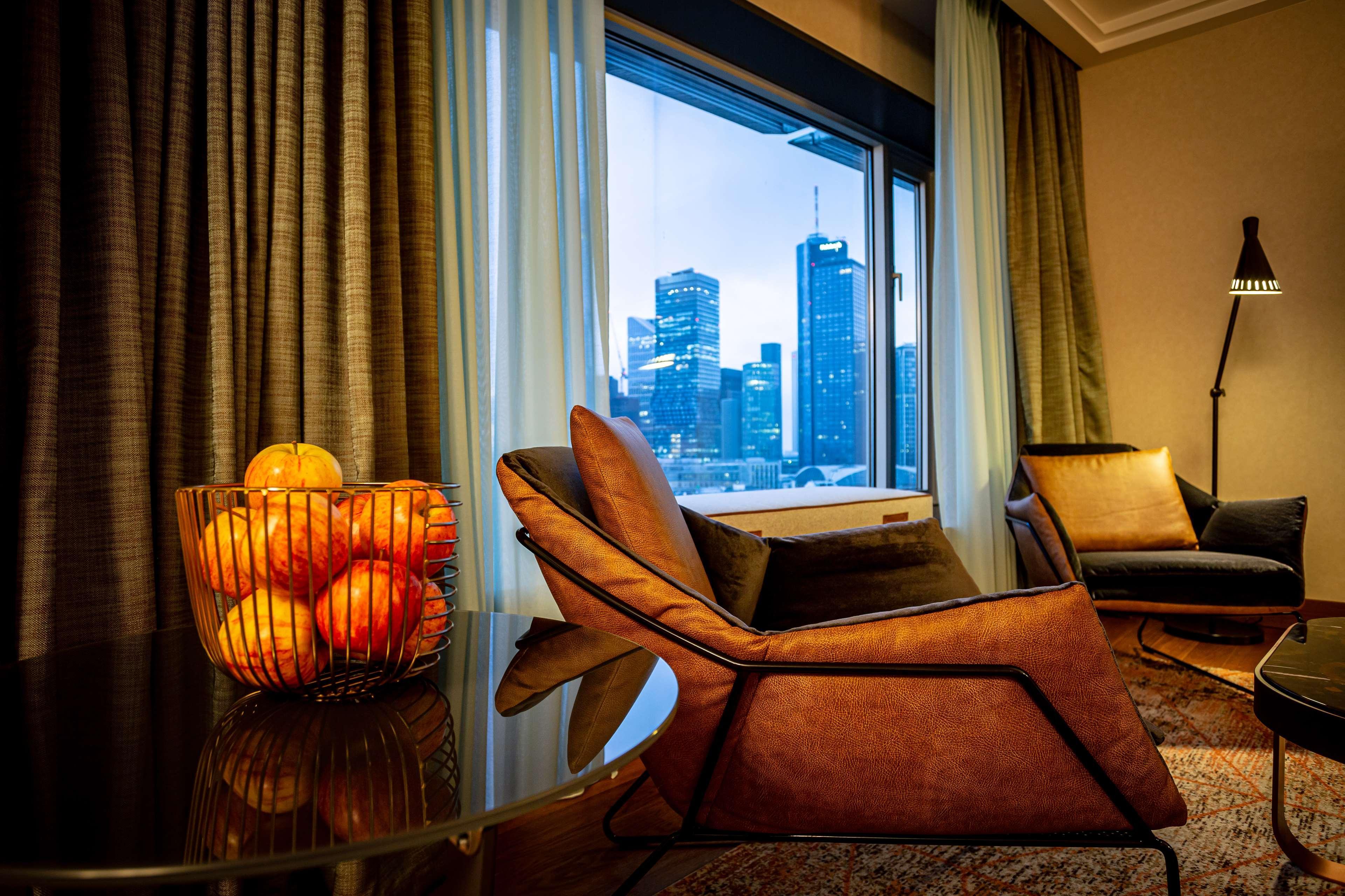 Hilton Frankfurt City Centre Frankfurt am Main Eksteriør bilde A room at the Mandarin Oriental, Munich