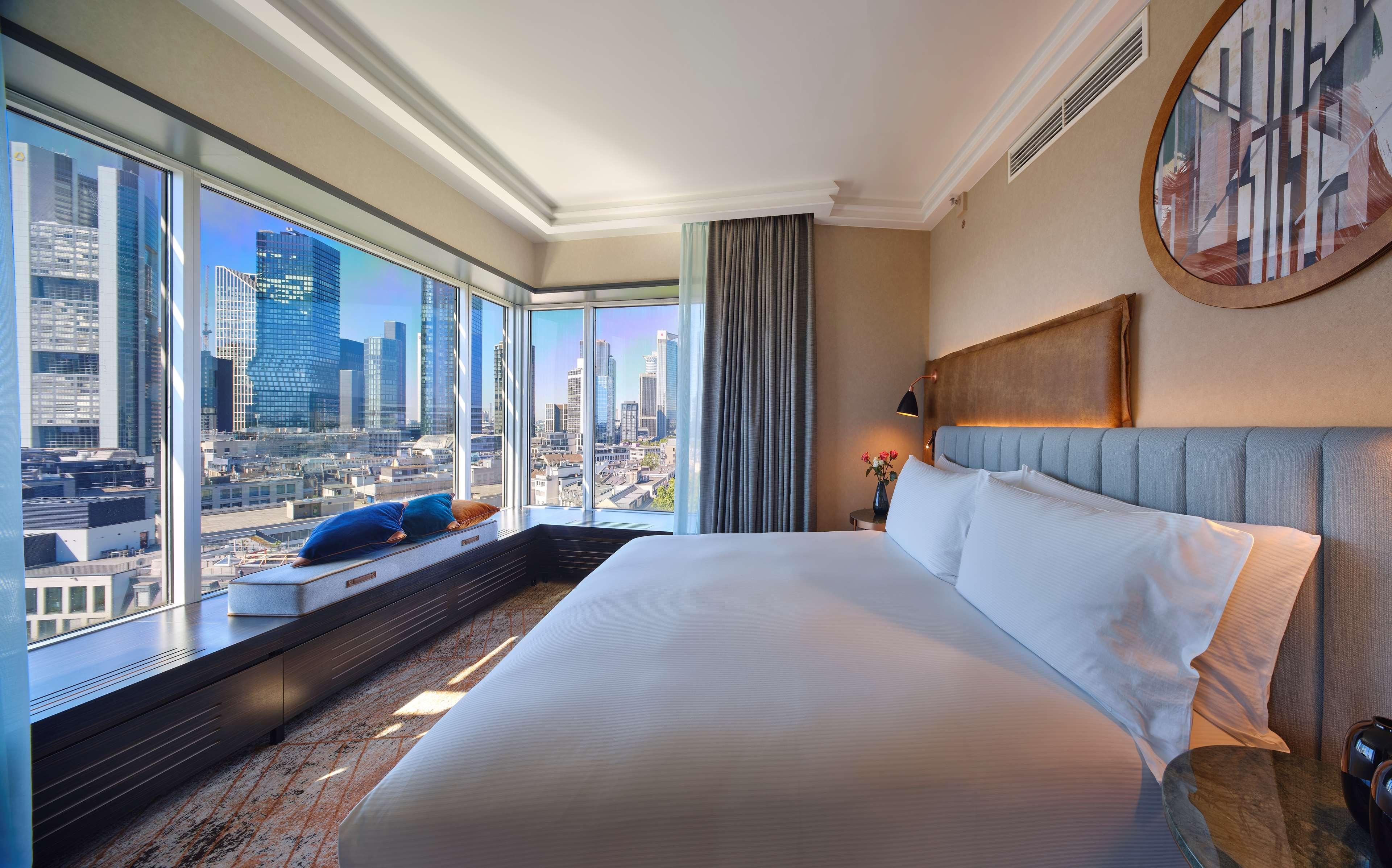 Hilton Frankfurt City Centre Frankfurt am Main Eksteriør bilde Deluxe room