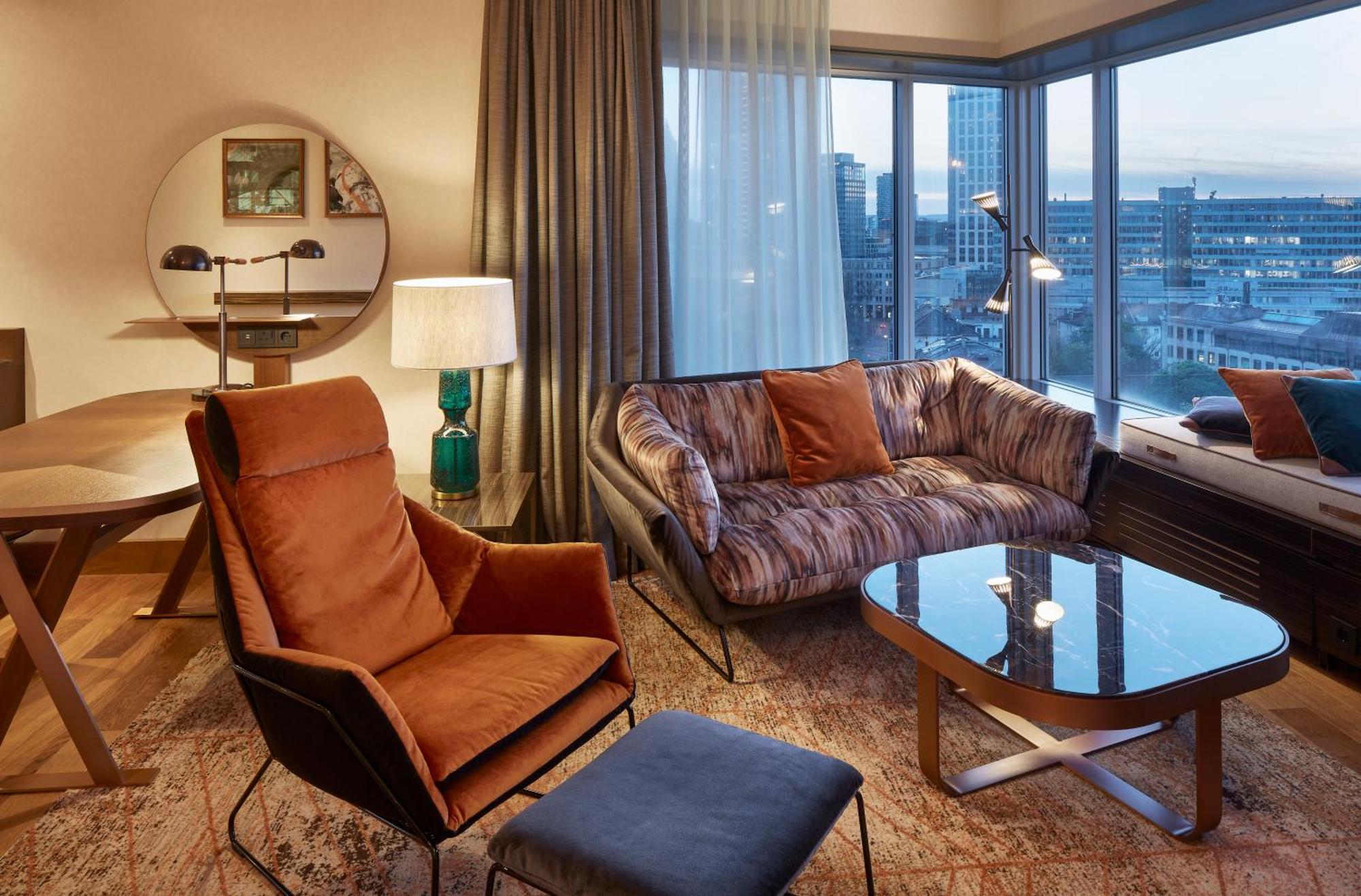 Hilton Frankfurt City Centre Frankfurt am Main Eksteriør bilde A suite at the hotel