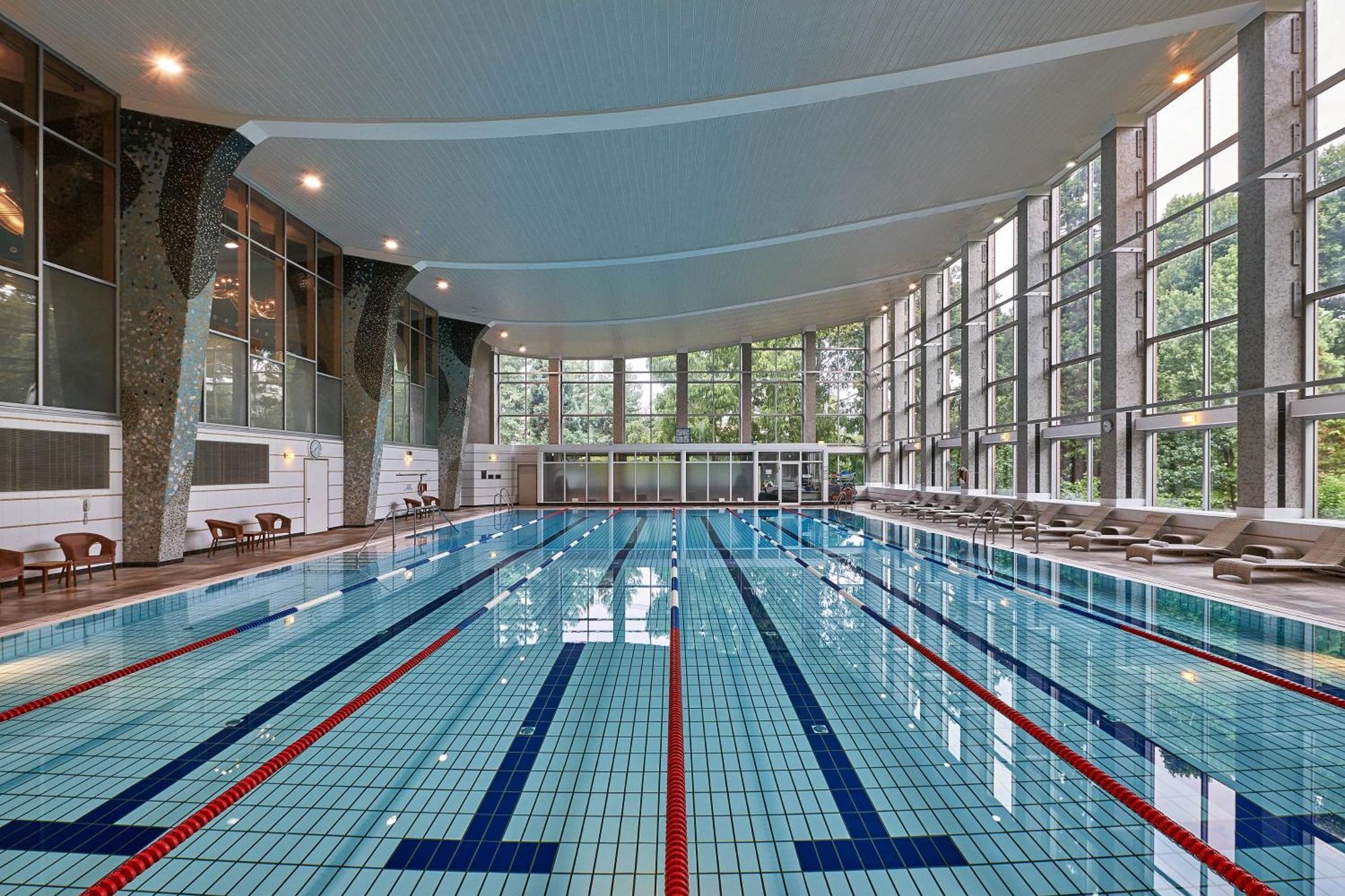Hilton Frankfurt City Centre Frankfurt am Main Eksteriør bilde The swimming pool at the InterContinental