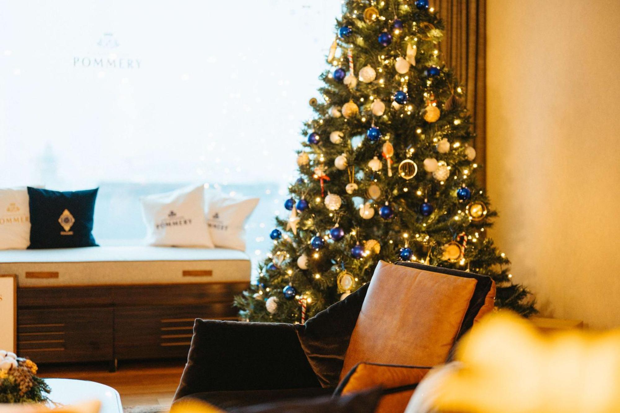 Hilton Frankfurt City Centre Frankfurt am Main Eksteriør bilde A Christmas tree in a living room