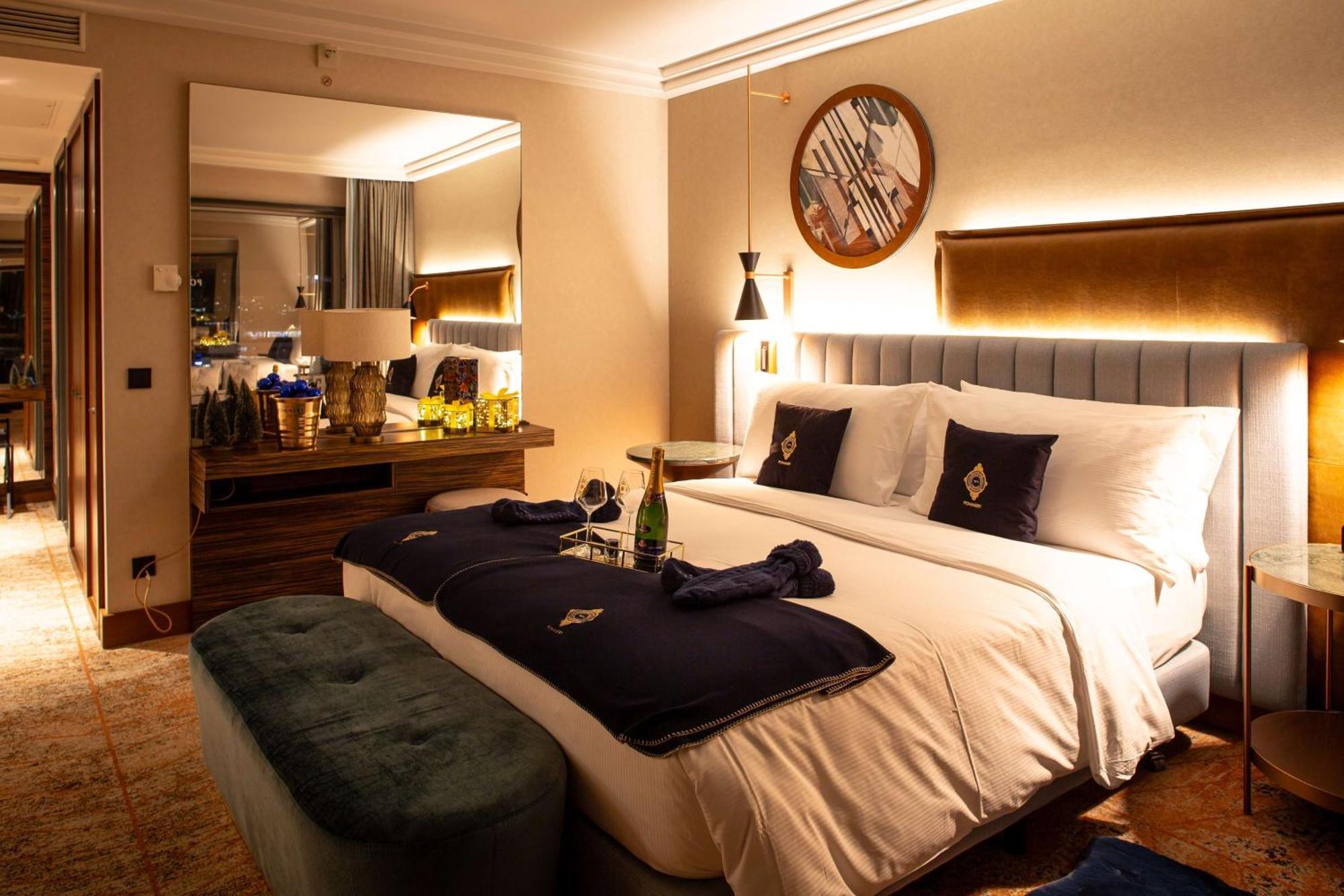 Hilton Frankfurt City Centre Frankfurt am Main Eksteriør bilde A bedroom at the hotel